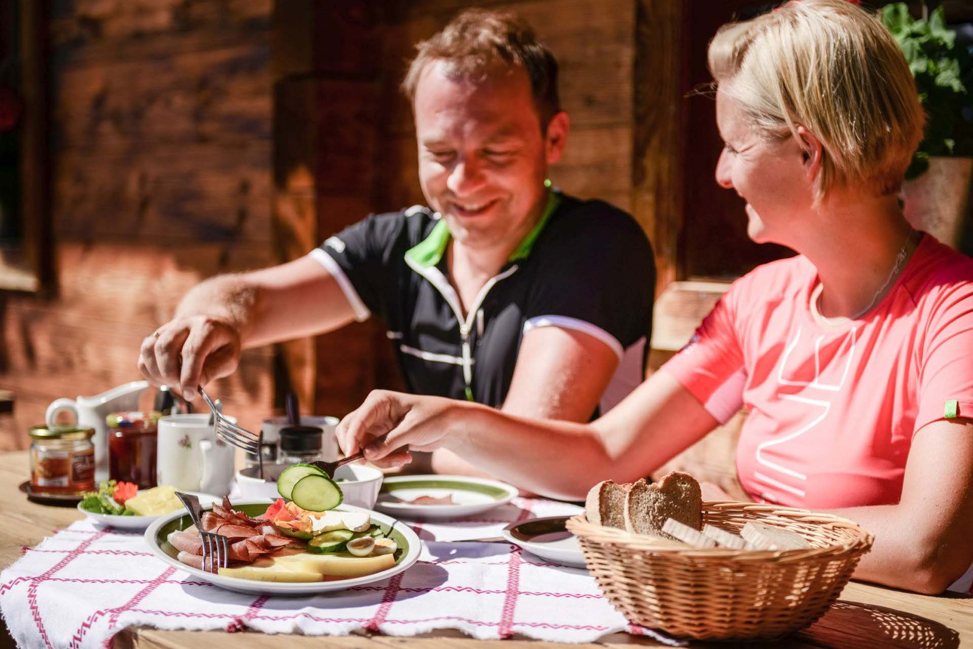 Widlbach Lodge, Paar bei Almjause_Hochkoenig_Kraeuteralm