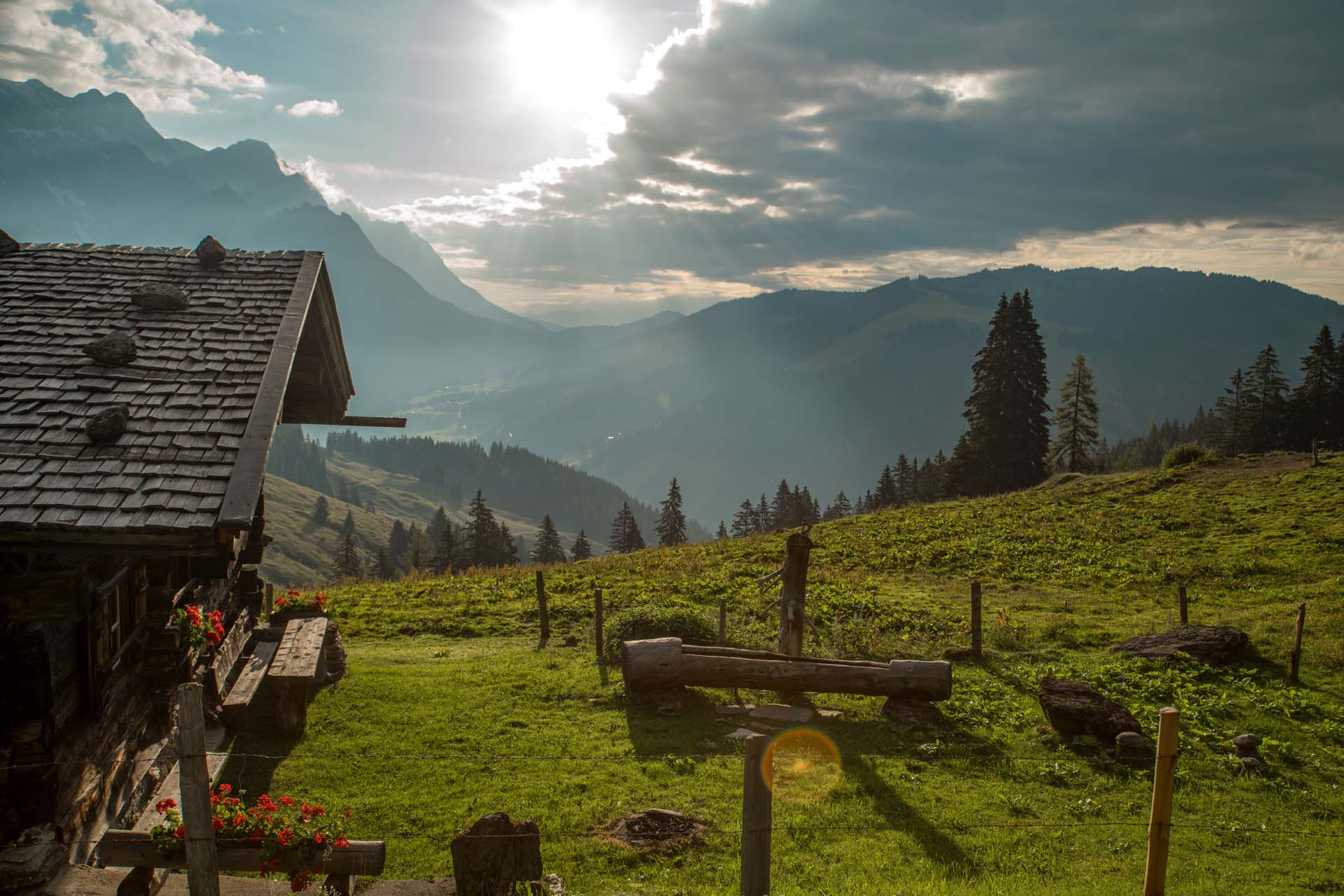 Wildbach-Lodge-Alm-wolken-und-Sonne