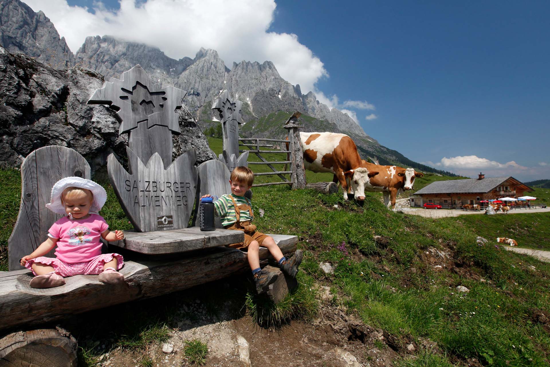 Wildbach Lodge Almenweg Raffalt Kinder auf grosser Bank Hochkoenig Tourismus GmbH