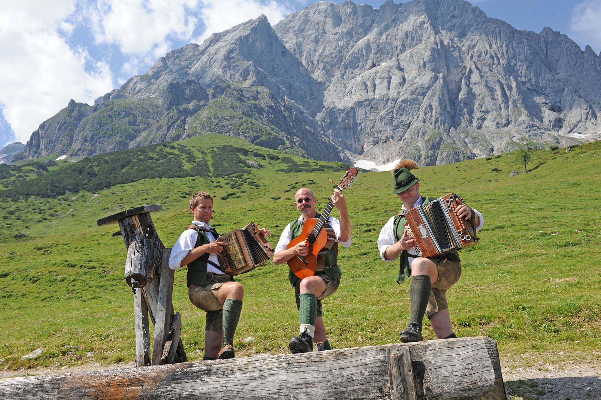 Wildbach Lodge Almfeste Hochkoenig Almroas Musiker vor einer Alm Hochkoenig Tourismus GmbH