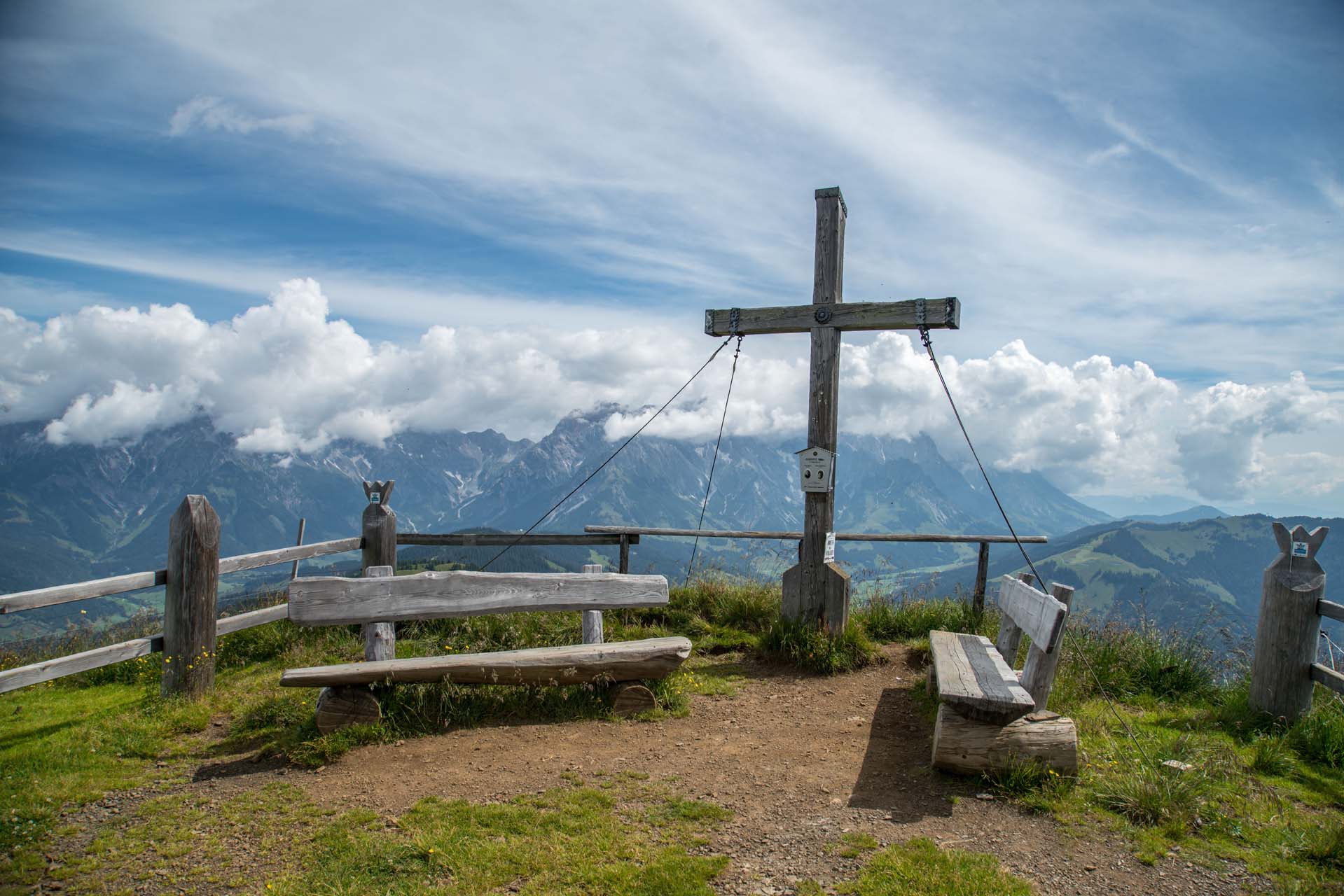 Wildbach-Lodge-Almwanderung-Hochkoenig-Gipfelkreuz