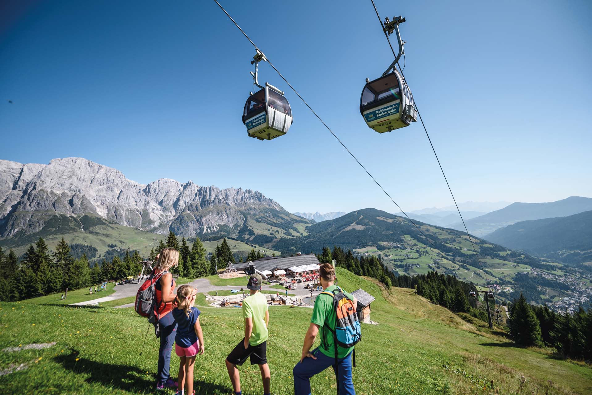 Wildbach-Lodge-Bergbahn, Familie schaut ins Tal