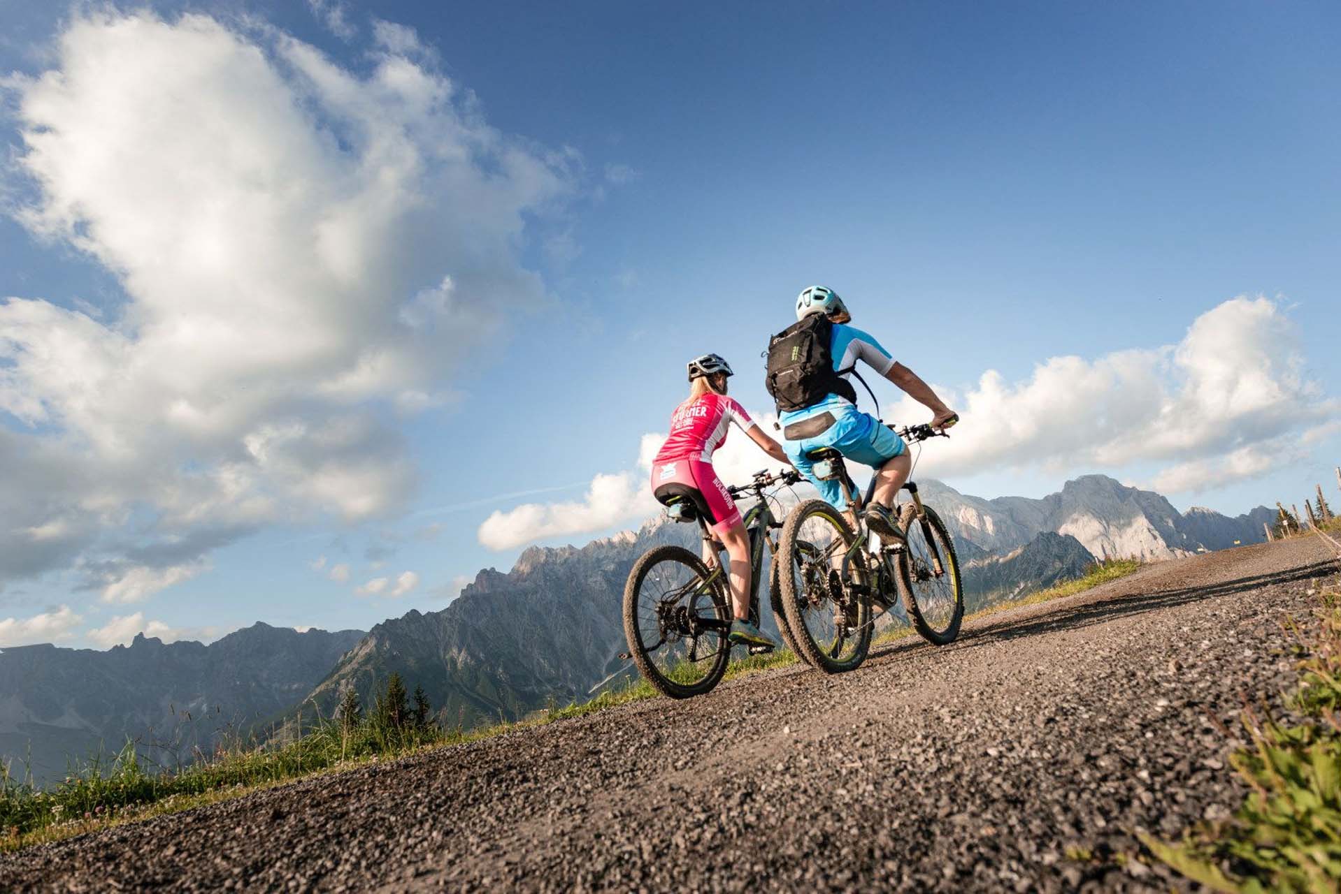 Wildbach-Lodge-Bikeurlaub_Hochkoenig-immer-bergauf-, Paar radelt bergauf