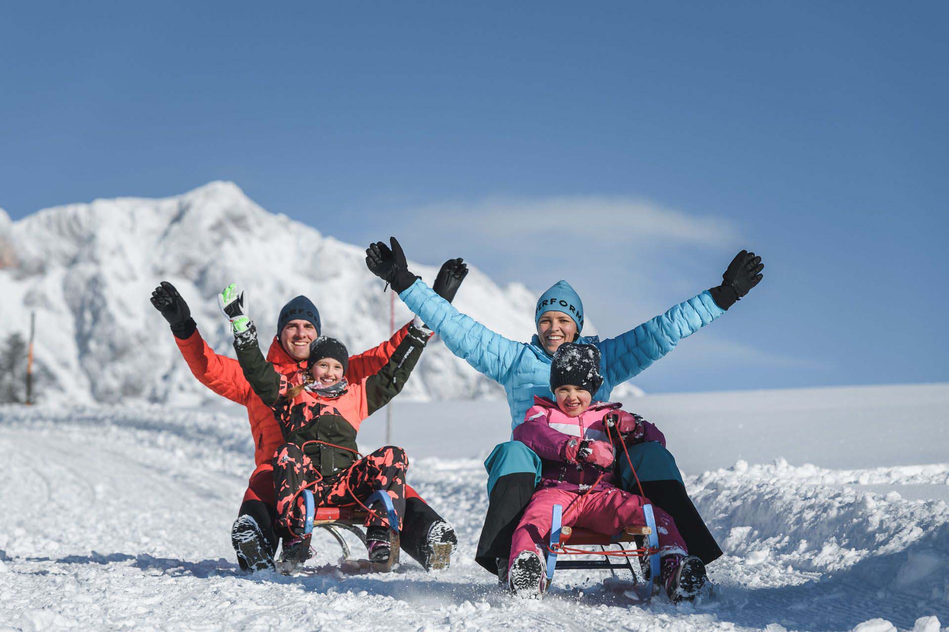 Wildbach Lodge Familie beim Rodeln Hochkoenig Tourismus GmbH