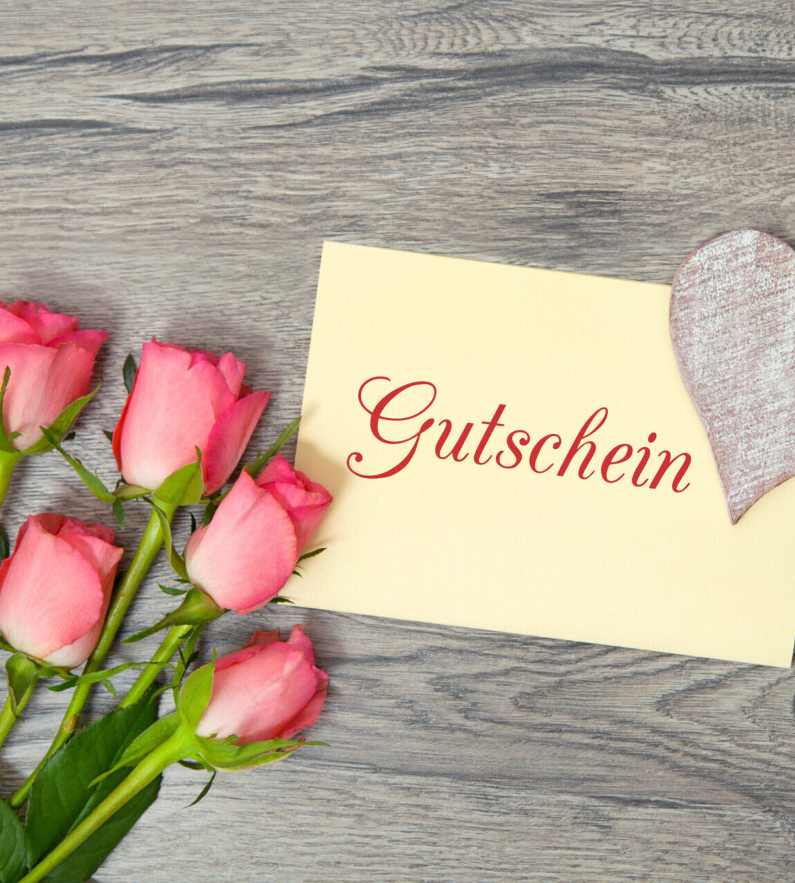 Wildbach-Lodge-Gutschein-Geschenkidee Rosen und Karte für Gutschein