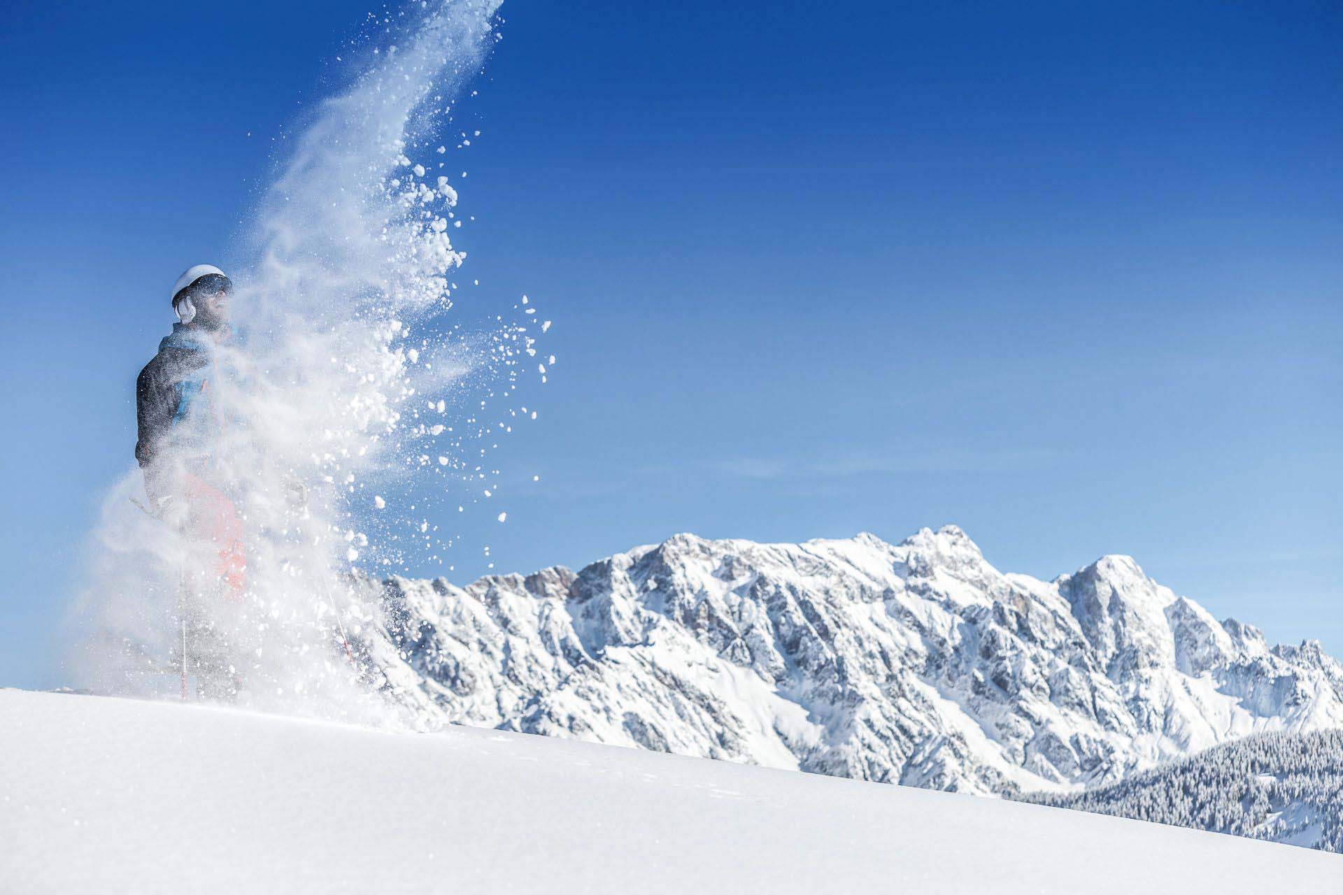 Wildbach Lodge, Mann staubt Schnee auf