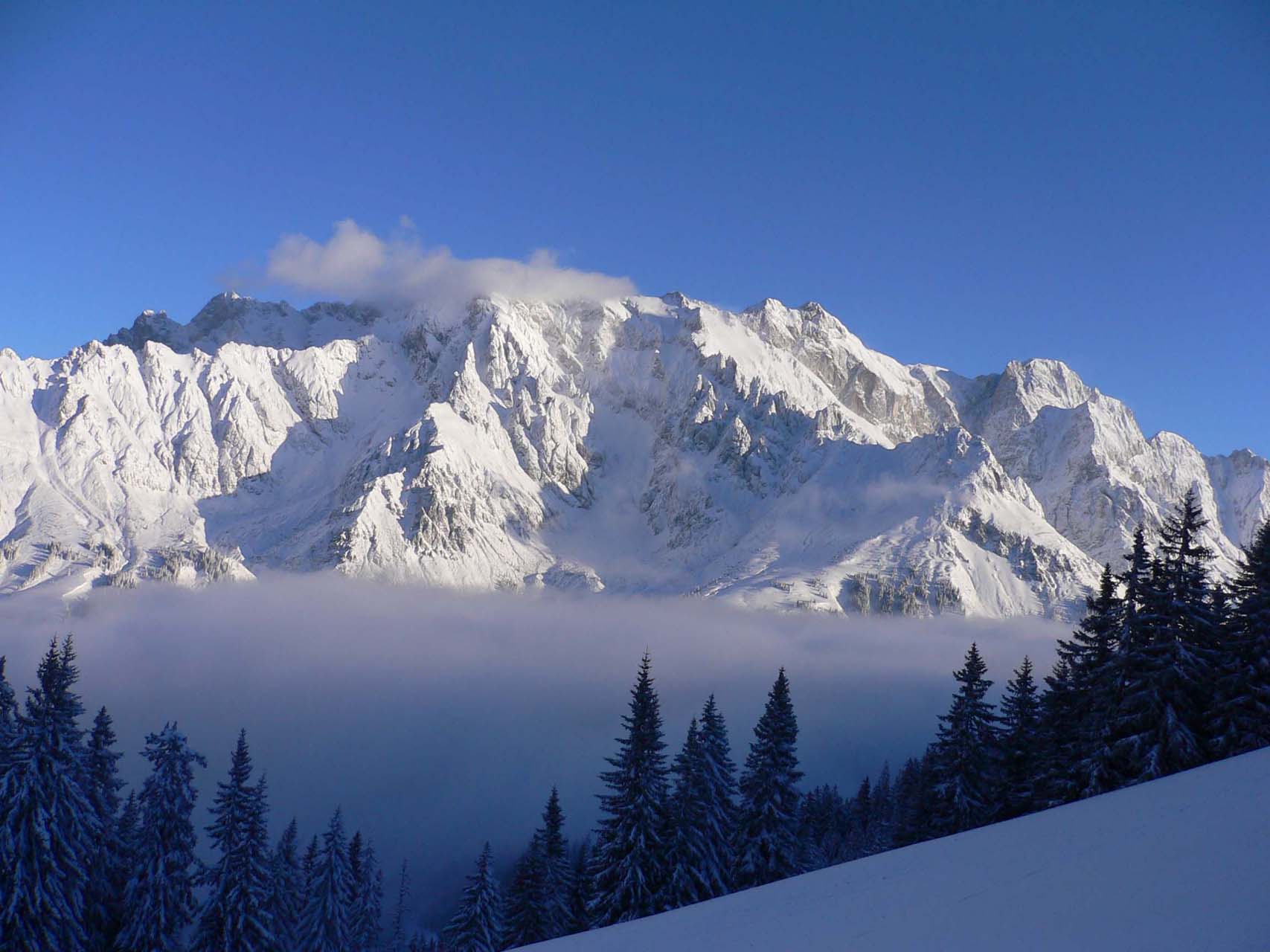 Wildbach-Lodge-Ortsansichten_Dienten-im-Winter-unter-Wolkendecke