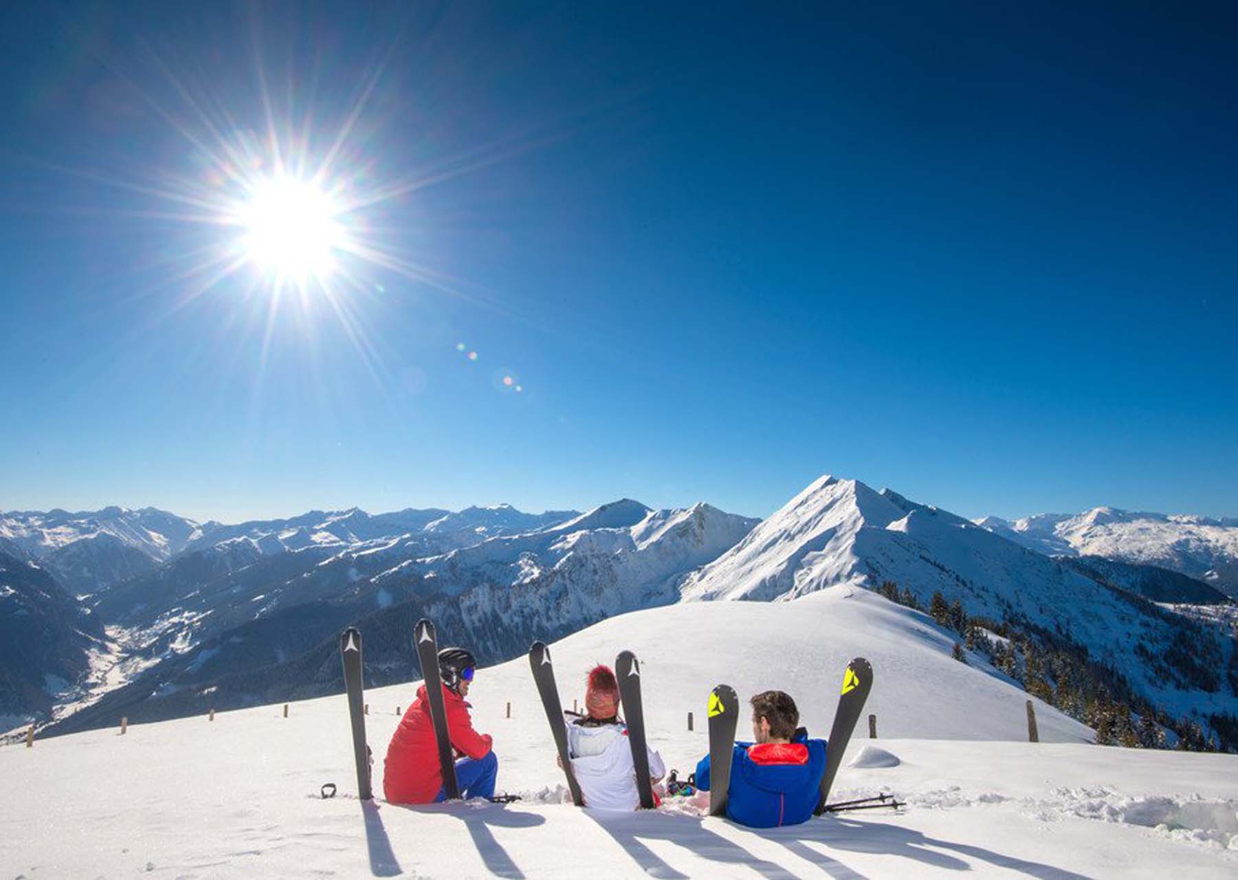 Wildbach-Lodge-Skiamade-Skifahrer-bei-Pause-im-Schnee