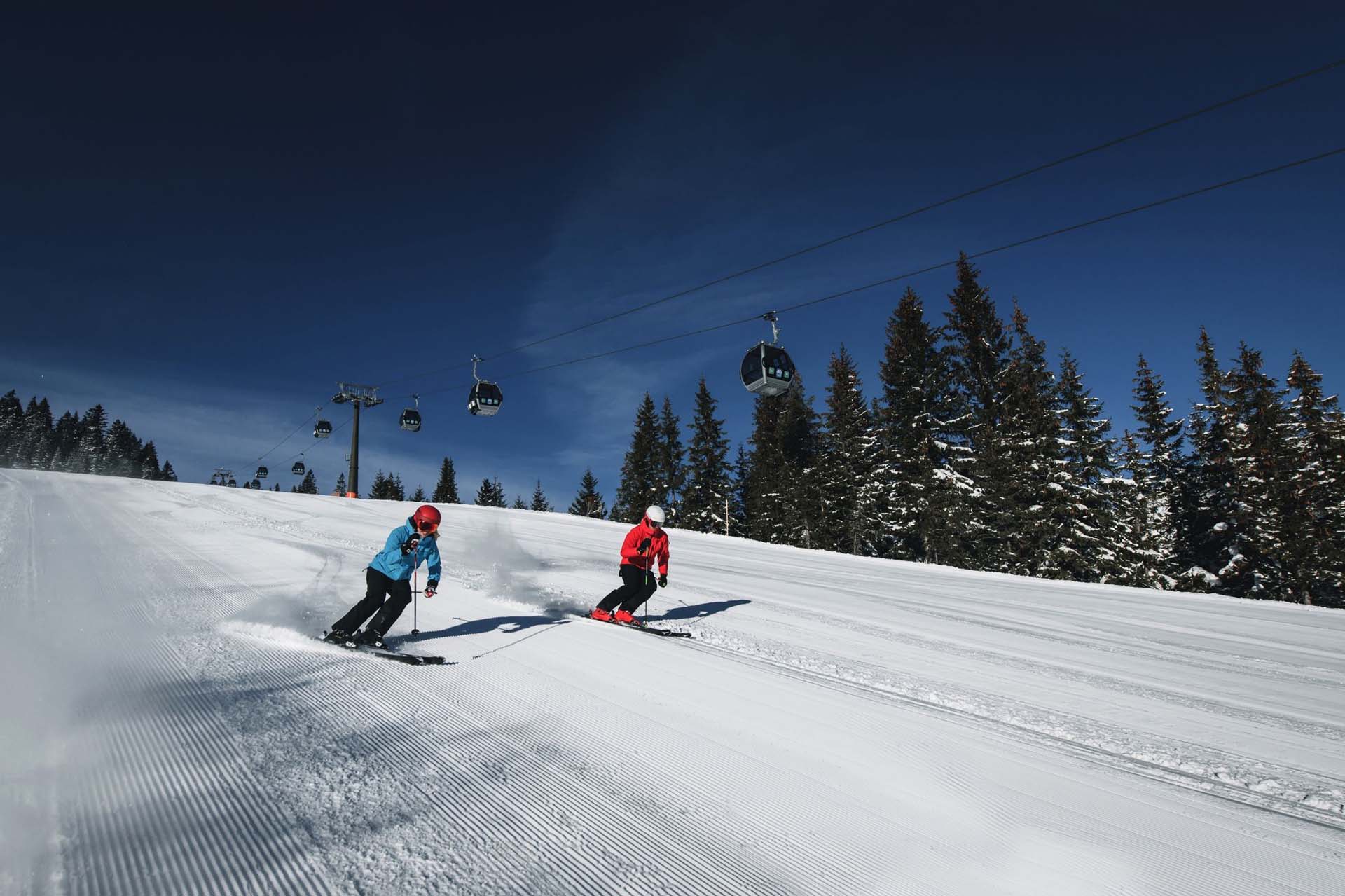 Wildbach-Lodge-Skifahrer bei der Abfahrt