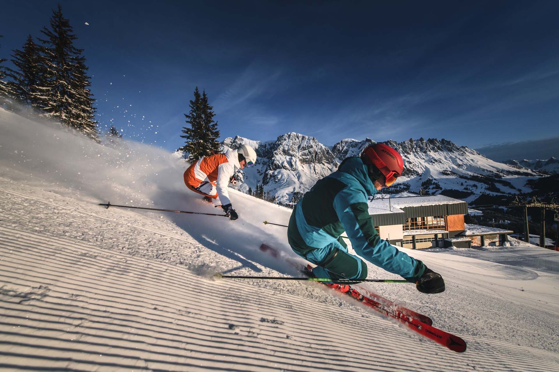Wildbach Lodge Skifahrer Richtung Gondelstation Hochkoenig Tourismus GmbH