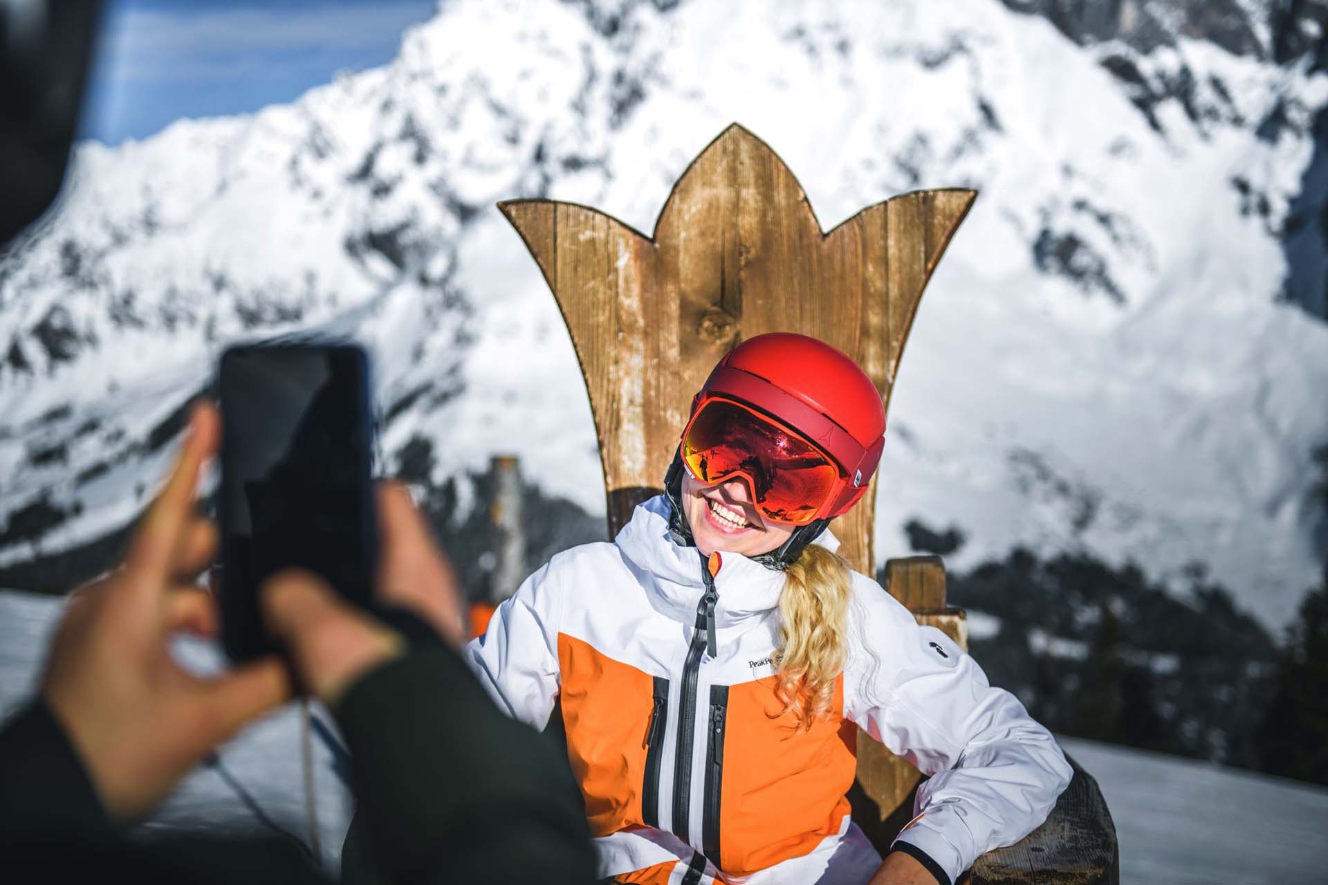 Wildbach-Lodge-Skifahrerin-strahlt-auf-dem-Hochkoenig