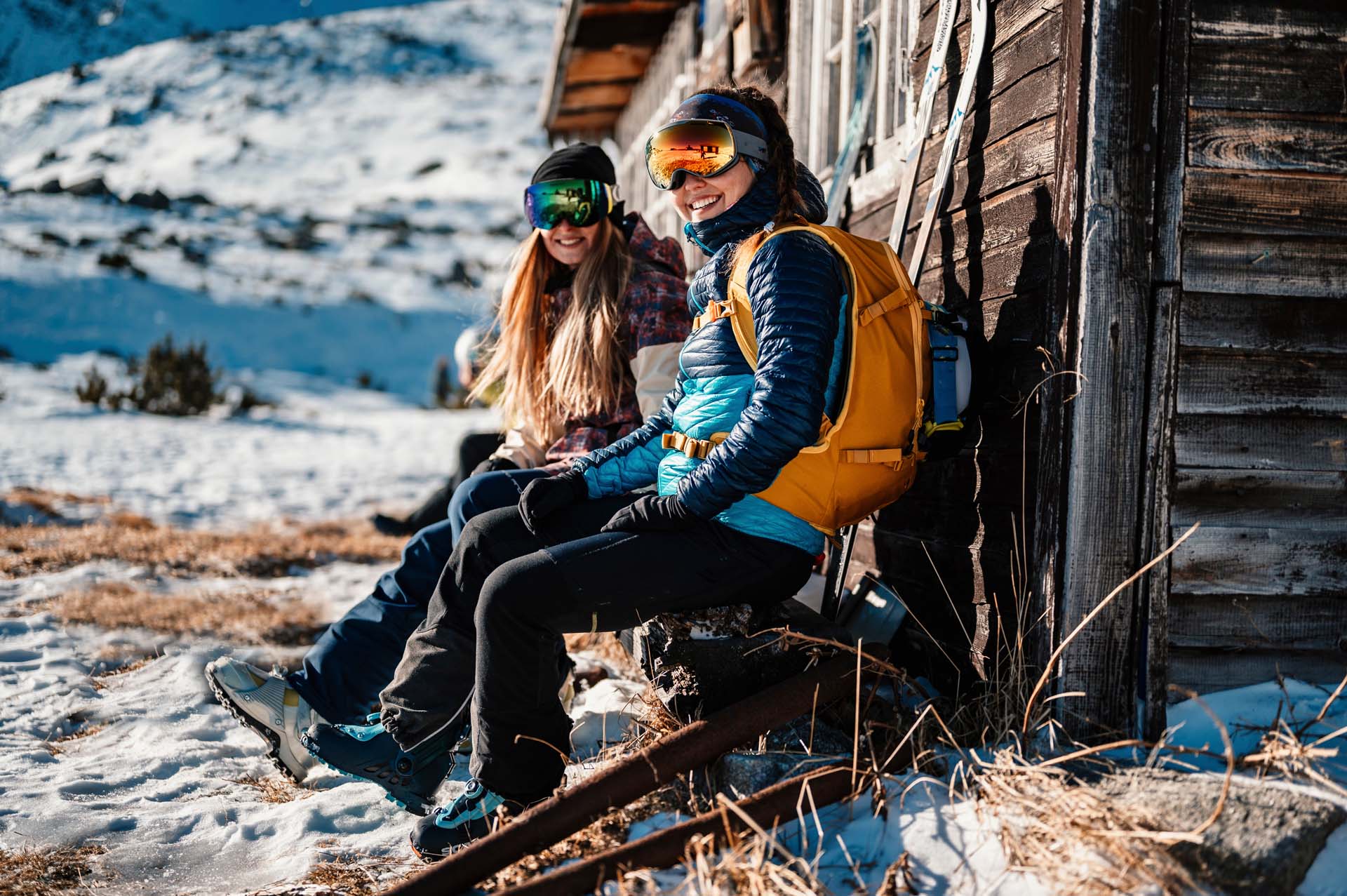 Wildbach Lodge Skitourengeherinnen vor Huette