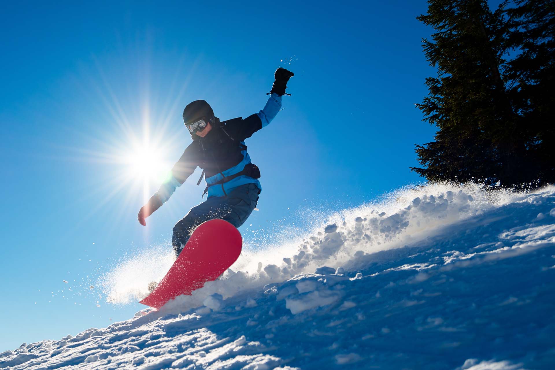 Wildbach-Lodge-Snowboarder-mit-rotem-Board