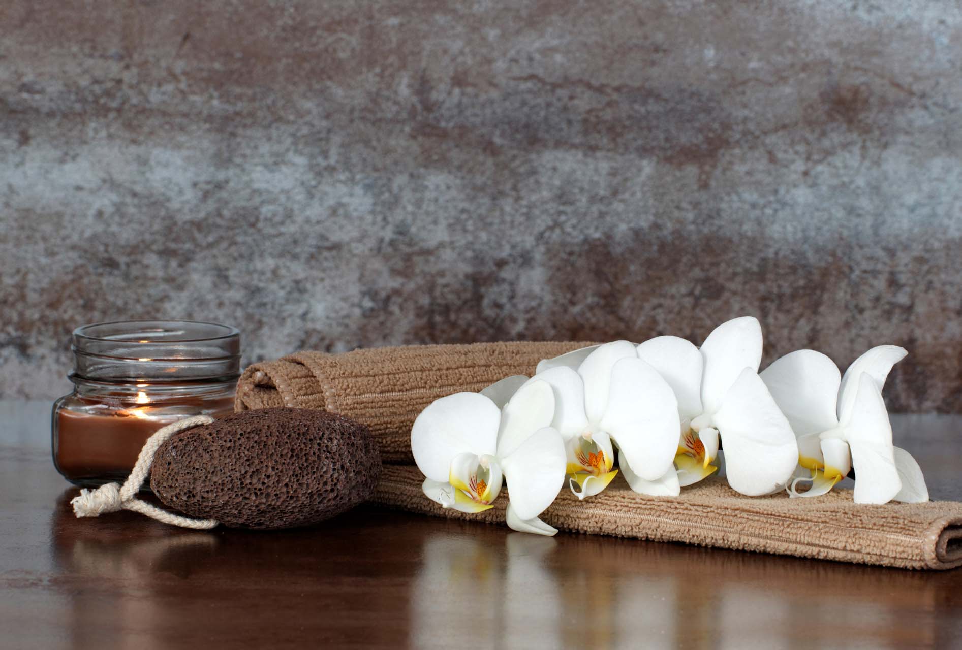 Wildbach-Lodge-Wellness-im-Appartment-Infrarotsauna Orchideenblüten