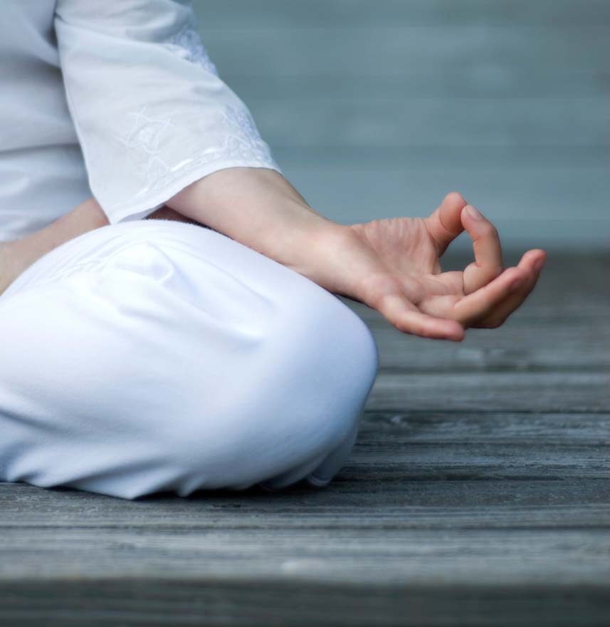 Wildbach-Lodge-Wellness-im-Appartment Frau macht Yoga auf der Terrasse