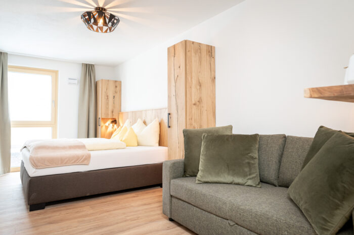 wildbachlodge_appartement 1 Schlafbereich und Couch