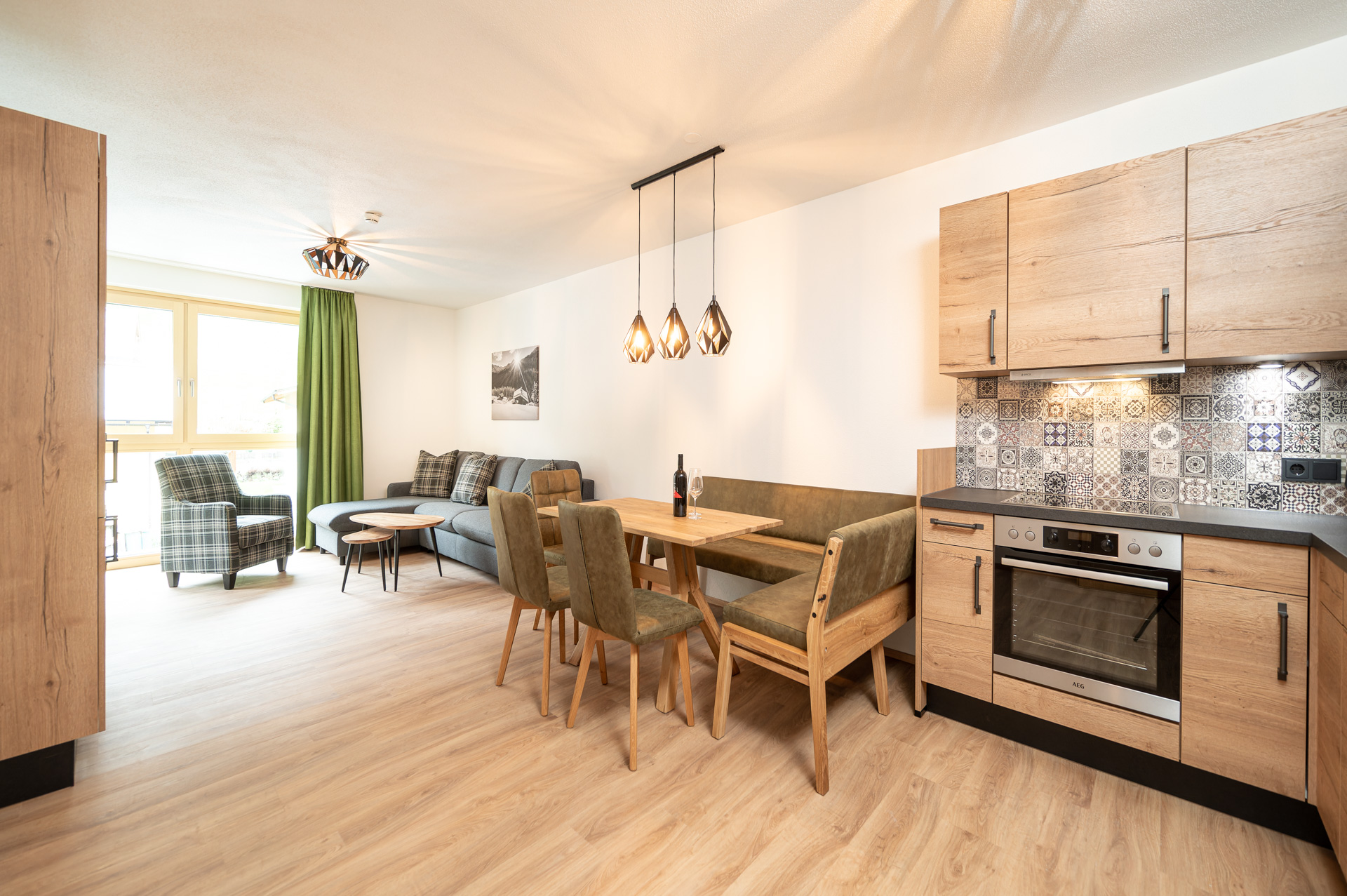 Wildbachlodge Appartementtyp Mini Family offener Wohn und Essbereich mit Kuechenzeile Klaus Bauer Photomotion