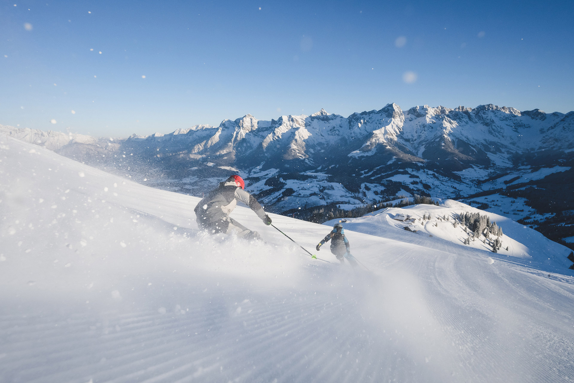 Skifaher geniessen den Skitag in der Region Hochkoenig