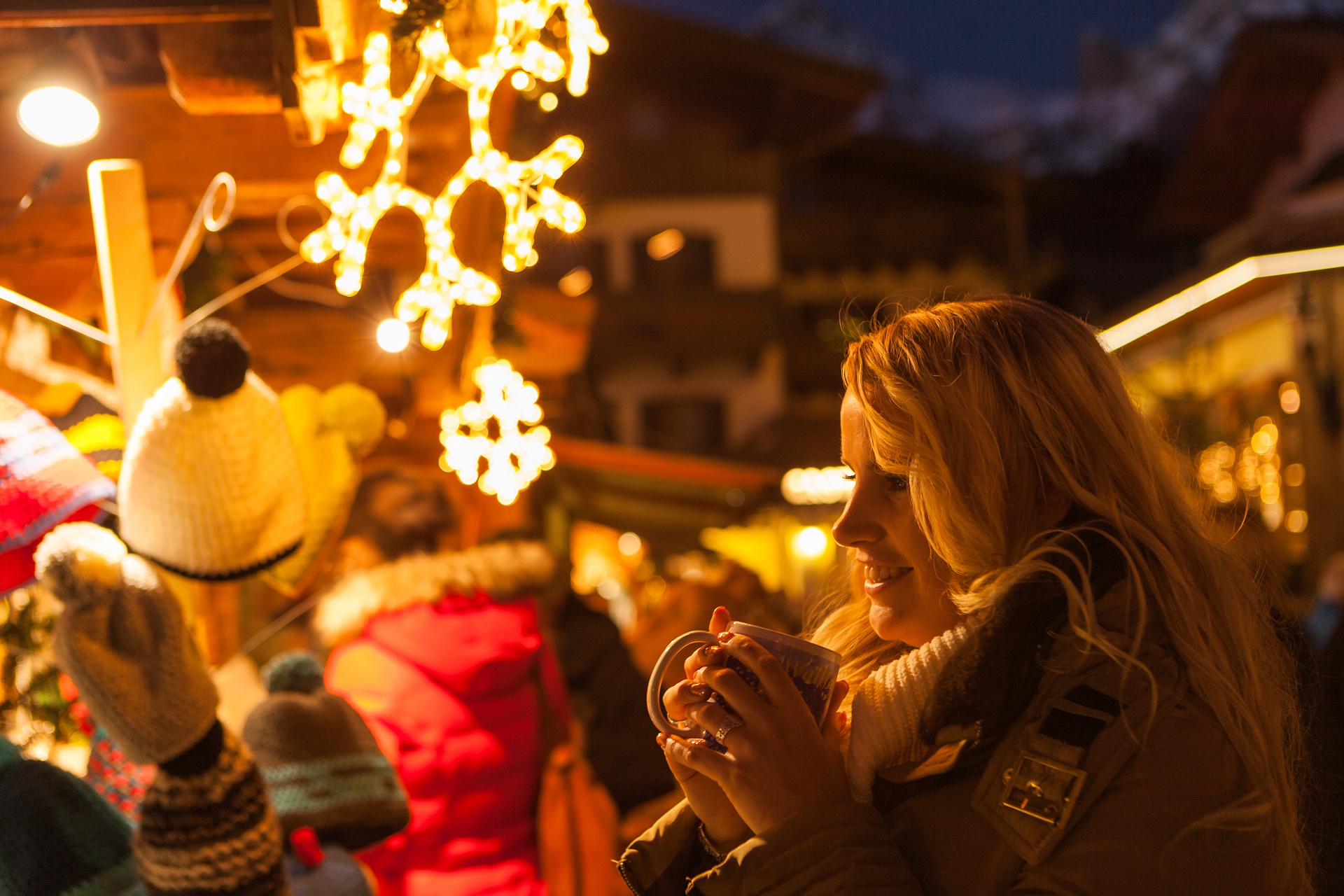 Adventmarkt Region Hochkönig eine Frau trinkt Glühwein